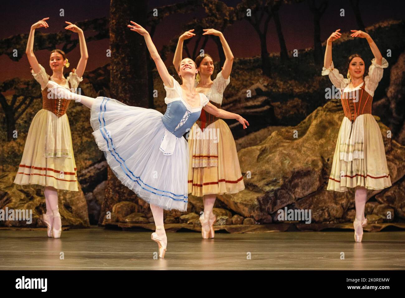 Londres, Royaume-Uni. 13th septembre 2022. Christine Shevchenko pose en solo. Le tout nouveau Ballet ukrainien Uni présente Giselle au Colisée de Londres, réimaginé par le chorégraphe ukrainien Alexei Ratmansky. La Compagnie complète des danseurs réfugiés d'Ukraine ont tous leur propre histoire de quitter leurs maisons pour rejoindre la Compagnie, et sont soutenus par l'ENO et le Birmingham Royal Ballet. Les performances vont du 13 au 17 septembre, tous les bénéfices de la vente de billets seront versés à l'Ukraine. Credit: Imagetraceur/Alamy Live News Banque D'Images