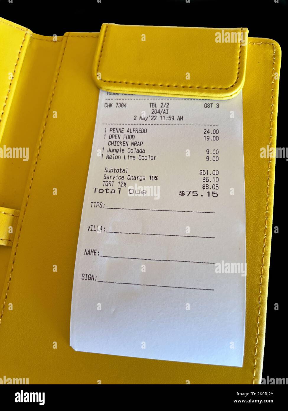 Facture imprimée présentée dans un support jaune pour paiement Banque D'Images