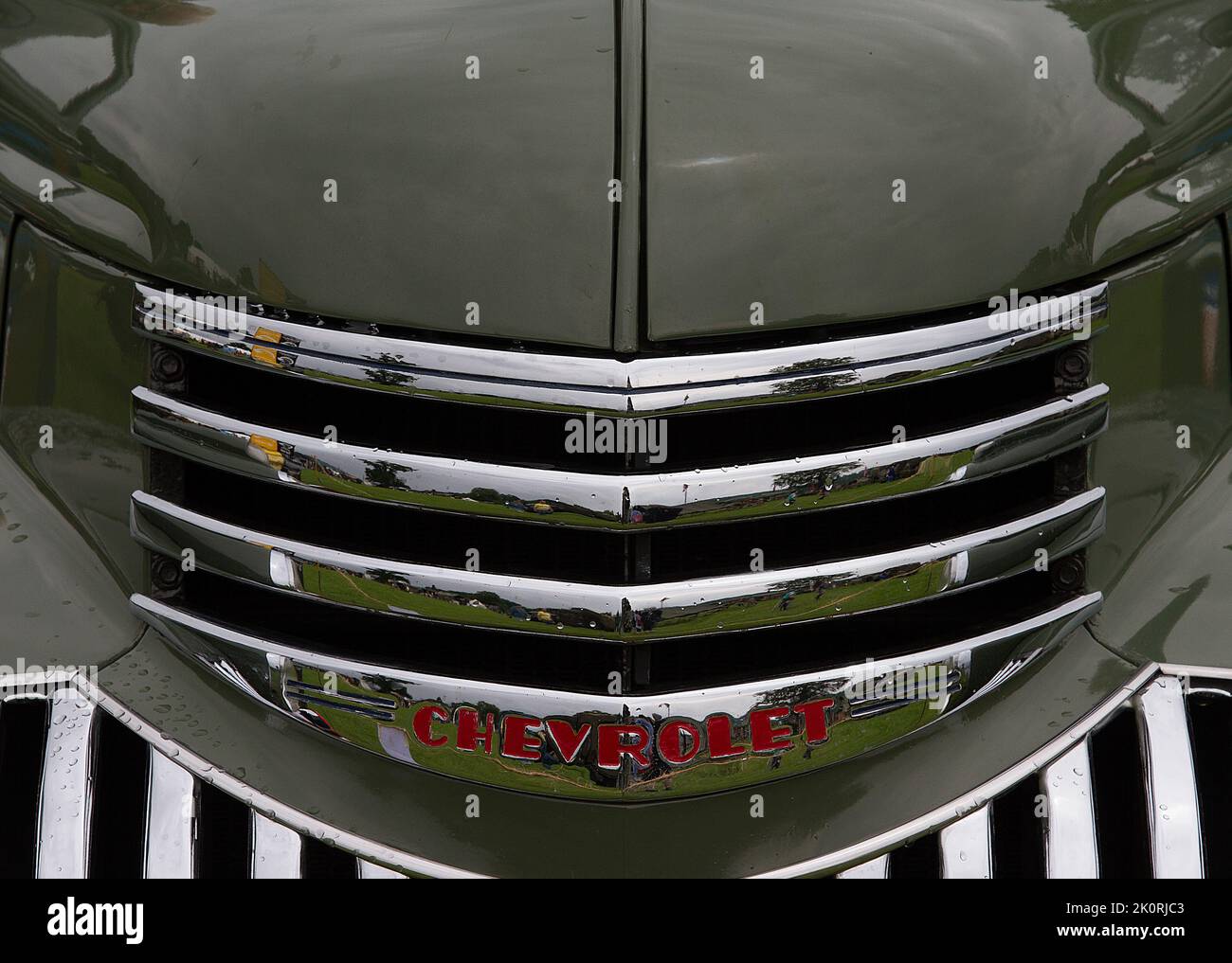 Capot, radiateur et badge d'une voiture Chevrolet d'époque Banque D'Images