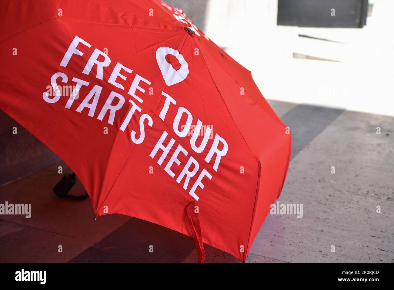 15th août 2021 - Europe: Visite gratuite commence ici guide parapluie rouge. Visites à pied gratuites - célèbre attraction touristique de loisirs dans le monde entier Banque D'Images