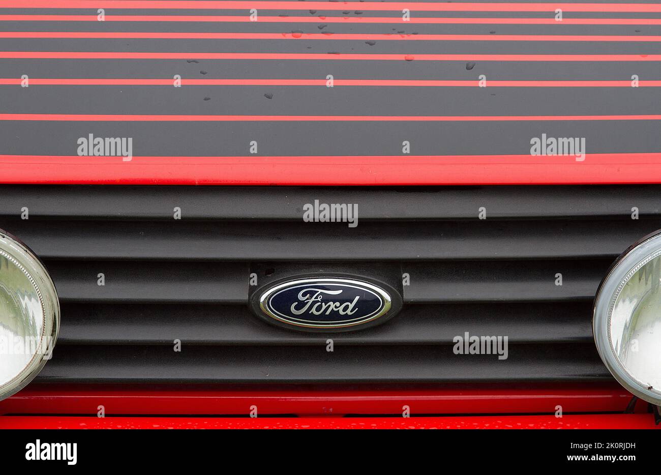 Capot de voiture Ford vintage, grille de radiateur, badge et lampes Banque D'Images