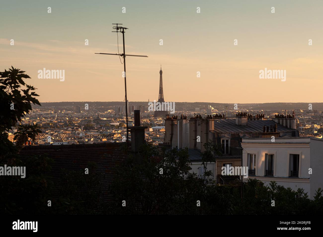 La tour Eiffel au coucher du soleil, au ciel orange, du sommet de Montmatre, Paris, France Banque D'Images