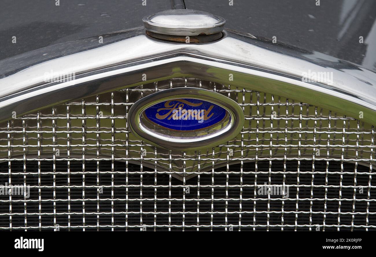 Emblème et radiateur de voiture Ford vintage Banque D'Images