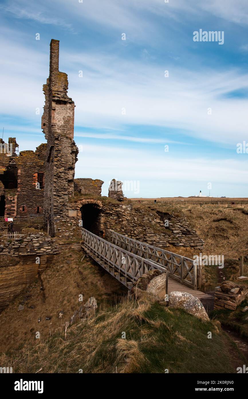 Un cliché vertical du château Sinclair Girnigoe, une forteresse médiévale en Écosse, au Royaume-Uni Banque D'Images
