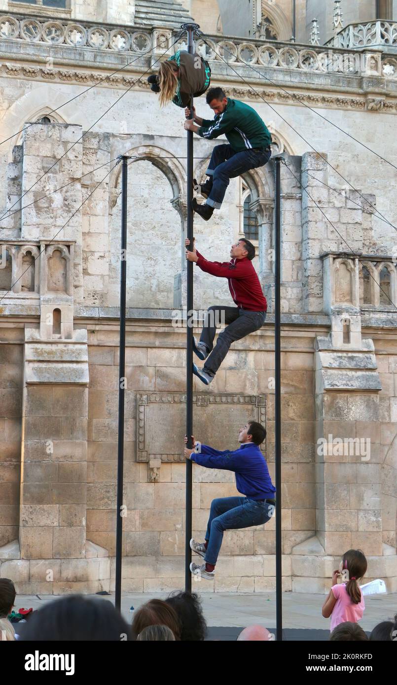 Événement public gratuit sur la Plaza Rey San Fernando à côté de la cathédrale de Burgos Castille et Leon Espagne avec des acrobates chinois du Cirque entre nous Banque D'Images