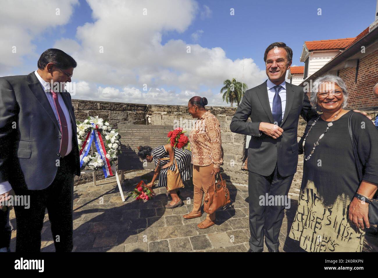 2022-09-13 09:04:52 le Premier ministre Mark Rutte et le président surinamais Chan Santokhi visitent fort Zeelandia pour déposer des couronnes au monument des 15 victimes des meurtres de décembre et rencontrer des parents lors de sa visite officielle de travail au Suriname. ANP RANU ABHELAKH pays-bas sortie - belgique sortie Banque D'Images