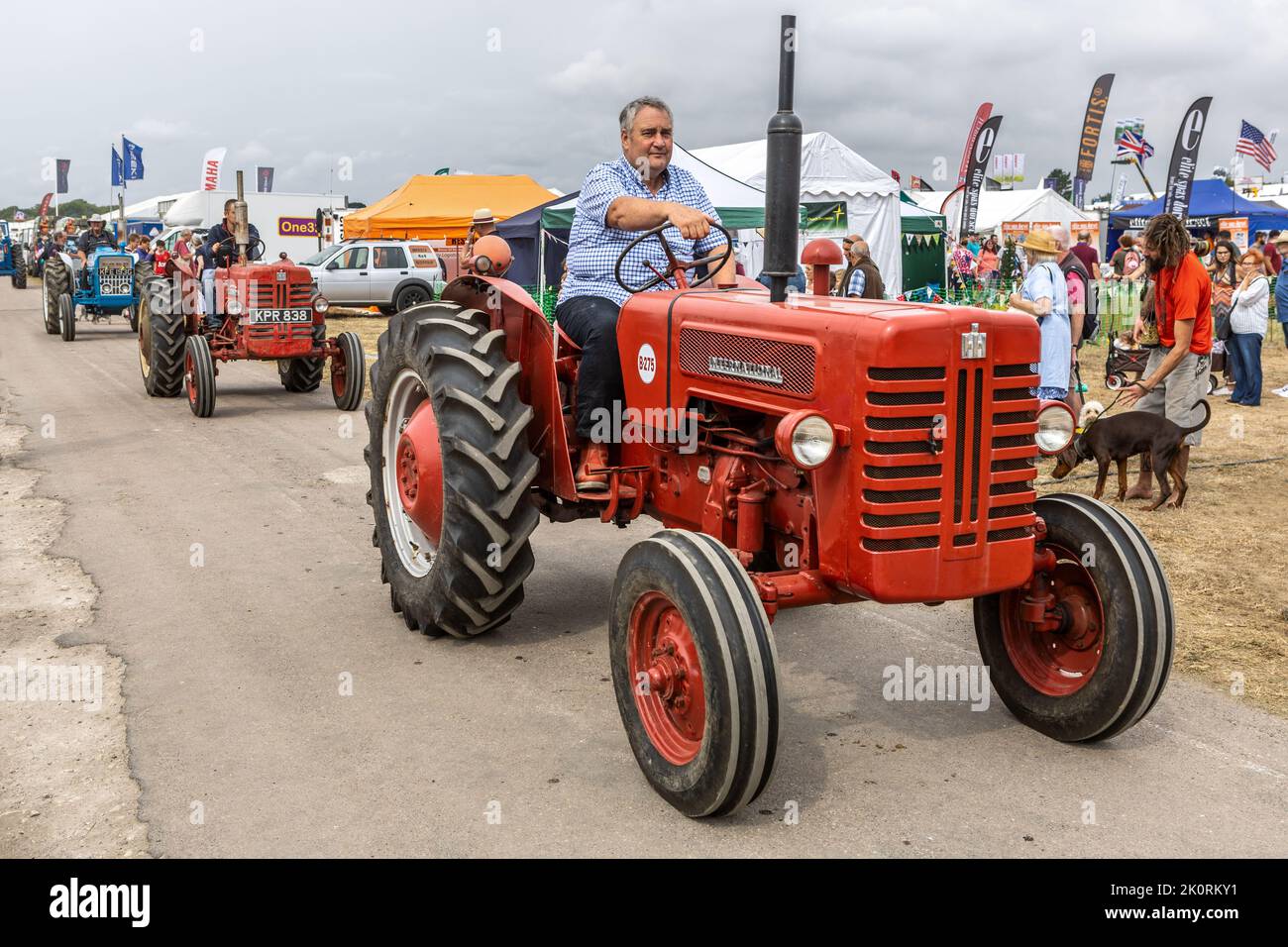 International Harvester B-275 Tractor, Farm Machinery Parade, Dorset County Show 2022, Dorset, Royaume-Uni Banque D'Images