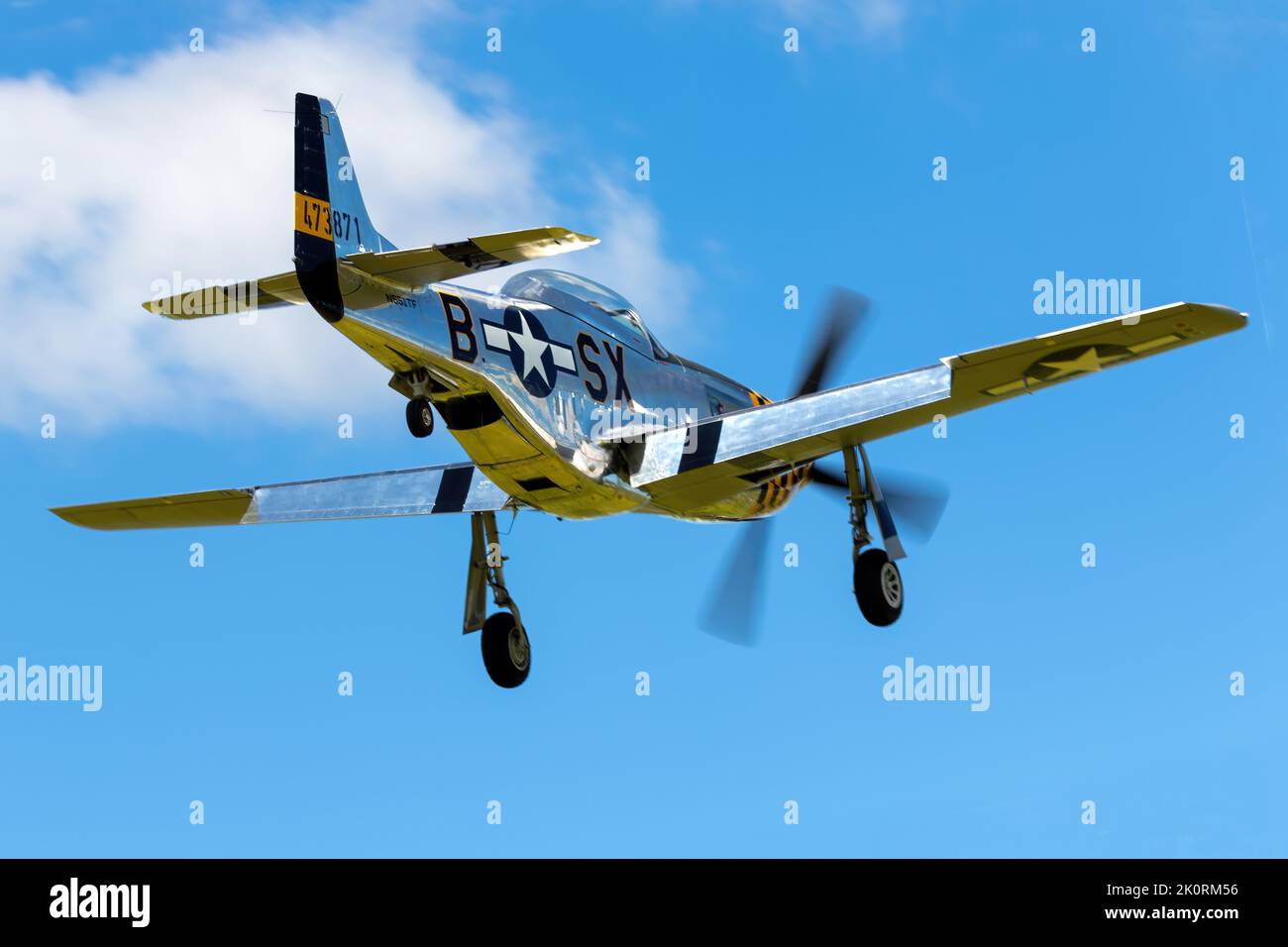 Une Mustang P-51 nord-américaine se produit au spectacle aérien SkyDrive de London, en Ontario, en 2022. Banque D'Images