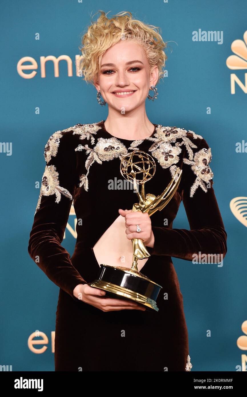 Los Angeles, États-Unis. 12th septembre 2022. Julia Garner pose avec l'Emmy pour son soutien remarquable actrice dans une série dramatique pour “Ozark” lors des Emmy Awards 74th le lundi 12 septembre 2022 à la plate-forme d'événement du Microsoft Theatre à Los Angeles. (Photo de Lisa O'Connor/Invision pour la Television Academy/AP Images via Credit: SIPA USA/Alamy Live News Banque D'Images