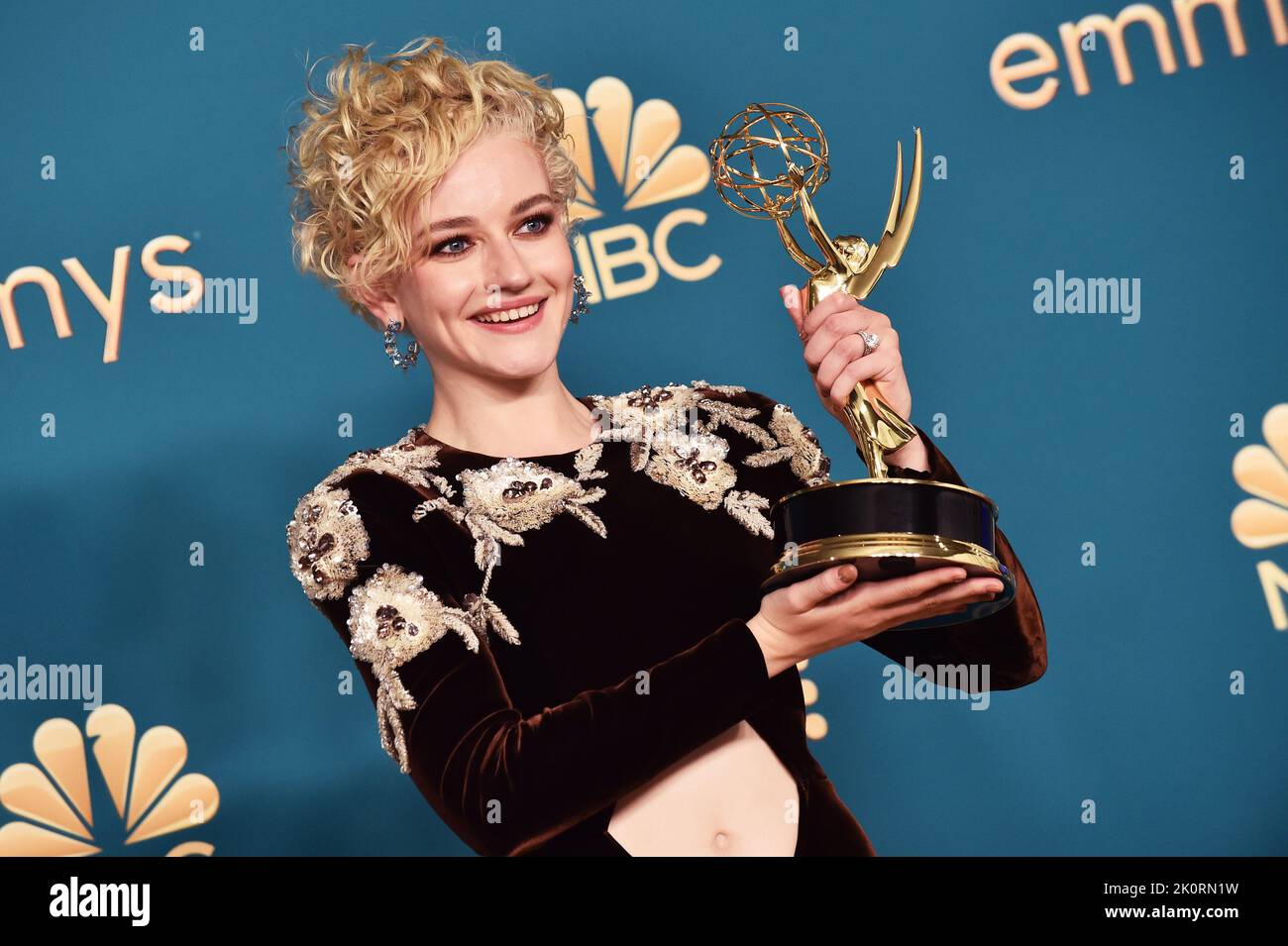 Los Angeles, États-Unis. 12th septembre 2022. Julia Garner pose avec l'Emmy pour son soutien remarquable actrice dans une série dramatique pour “Ozark” lors des Emmy Awards 74th le lundi 12 septembre 2022 à la plate-forme d'événement du Microsoft Theatre à Los Angeles. (Photo de Lisa O'Connor/Invision pour la Television Academy/AP Images via Credit: SIPA USA/Alamy Live News Banque D'Images