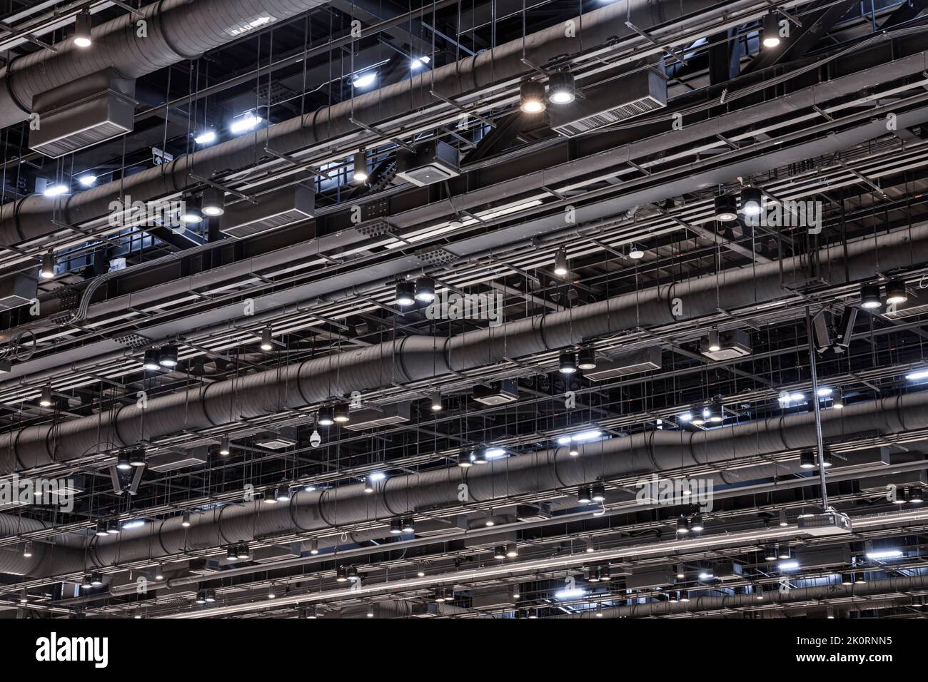 Nettoyage des conduits de chauffage, ventilation et climatisation, ventilation dans les matériaux d'isolation des tuyaux d'argent suspendu au plafond à l'intérieur de nouveau bâtiment. Banque D'Images