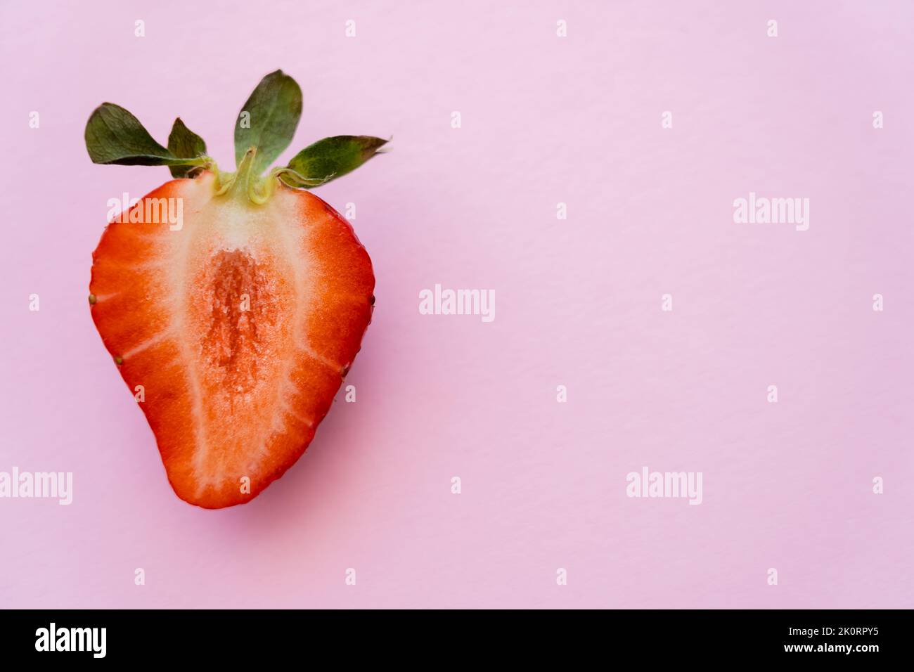 vue de dessus de fraise en tranches rouges isolée sur rose avec espace de copie, image de stock Banque D'Images