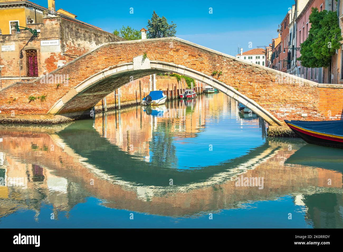 Paisible canal scénaraire dans la romantique Venise au printemps, Italie Banque D'Images