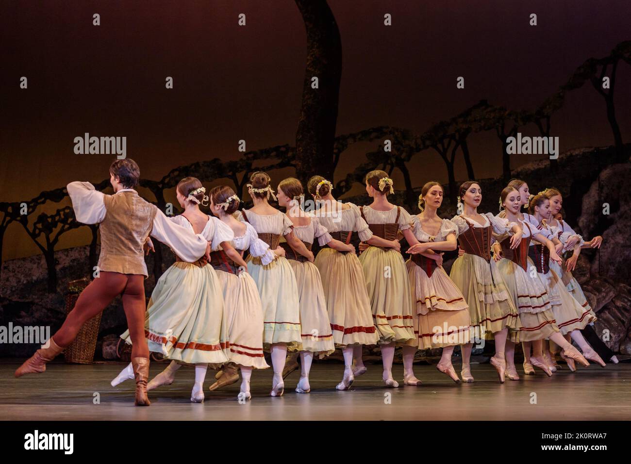 London Coliseum, Londres, Royaume-Uni. 13th septembre 2022. Le tout nouveau Ballet ukrainien Uni, compagnie de danseurs réfugiés, interprète Giselle au London Coliseum. Dirigé par la chorégraphe de renom Alexei Ratmansky. Soutenu par l'English National Opera et le Birmingham Royal Ballet, qui a fourni les costumes, le set et l'orchestre, et les interprètes invités, y compris Alina Cojocaru et Alexandror Trusch. Amanda Rose/Alamy Live News Banque D'Images