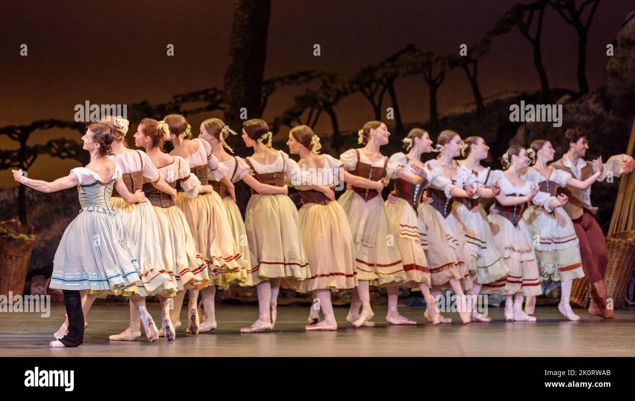 London Coliseum, Londres, Royaume-Uni. 13th septembre 2022. Le tout nouveau Ballet ukrainien Uni, compagnie de danseurs réfugiés, interprète Giselle au London Coliseum. Dirigé par la chorégraphe de renom Alexei Ratmansky. Soutenu par l'English National Opera et le Birmingham Royal Ballet, qui a fourni les costumes, le set et l'orchestre, et les interprètes invités, y compris Alina Cojocaru et Alexandror Trusch. Amanda Rose/Alamy Live News Banque D'Images