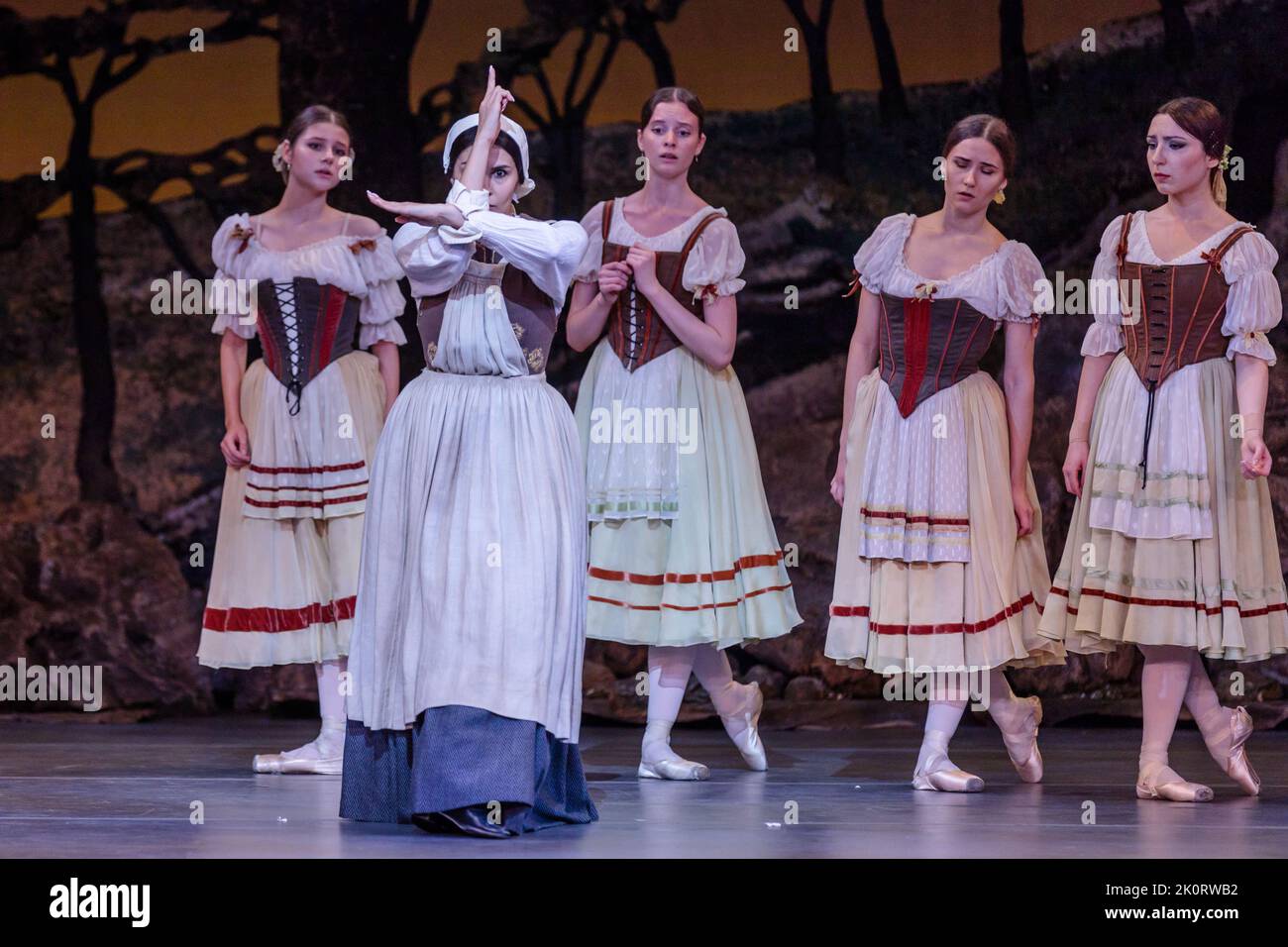 London Coliseum, Londres, Royaume-Uni. 13th septembre 2022. Le tout nouveau Ballet ukrainien Uni, compagnie de danseurs réfugiés, interprète Giselle au London Coliseum. Dirigé par la chorégraphe de renom Alexei Ratmansky. Soutenu par l'English National Opera et le Birmingham Royal Ballet, qui a fourni les costumes, le set et l'orchestre, et les interprètes invités, y compris Alina Cojocaru et Alexandror Trusch. Amanda Rose/Alamy Live News Banque D'Images