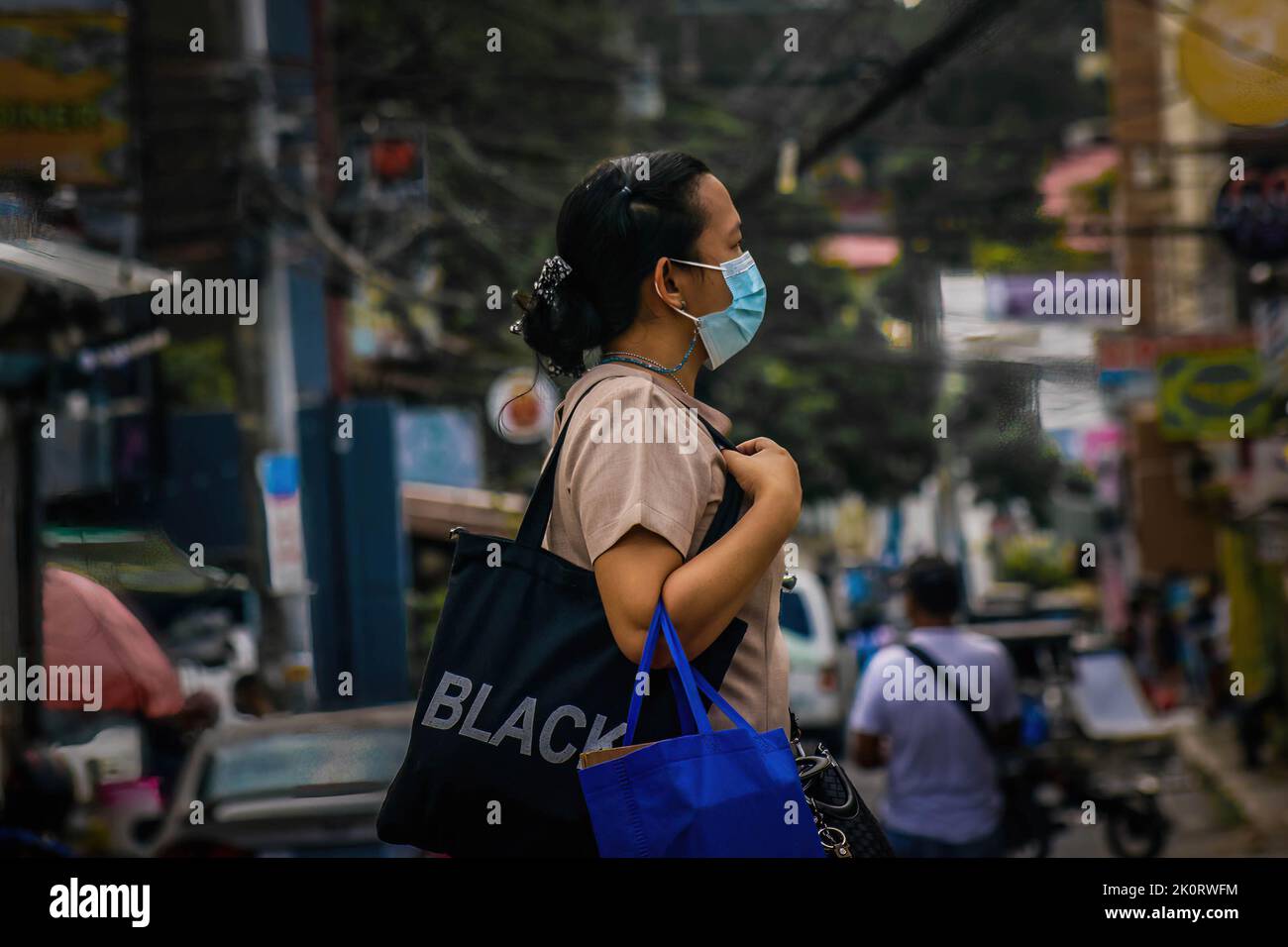 Antipolo, Philippines. 13th septembre 2022. Une femme marche tout en portant un masque de protection à l'extérieur dans Downtown Antipolo. (Photo par Ryan Eduard Benaid/SOPA Images/Sipa USA) crédit: SIPA USA/Alay Live News Banque D'Images