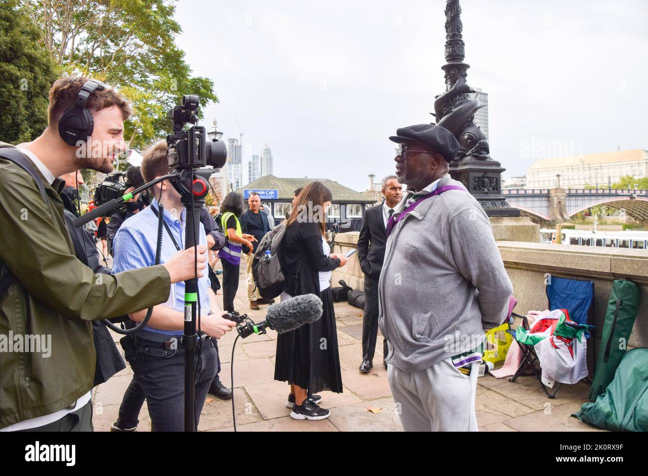 L'un des premiers arrivants dans la file d'attente parle aux médias. Plusieurs personnes ont déjà commencé à faire la queue près du pont de Lambeth pour le mensonge de la Reine, qui aura lieu du 14th septembre au 19th septembre à Westminster Hall au Palais de Westminster. Près d'un million de personnes devraient arriver pour voir le cercueil de la reine Elizabeth II avant les funérailles, avec des files d'attente massives pour la nuit. Banque D'Images