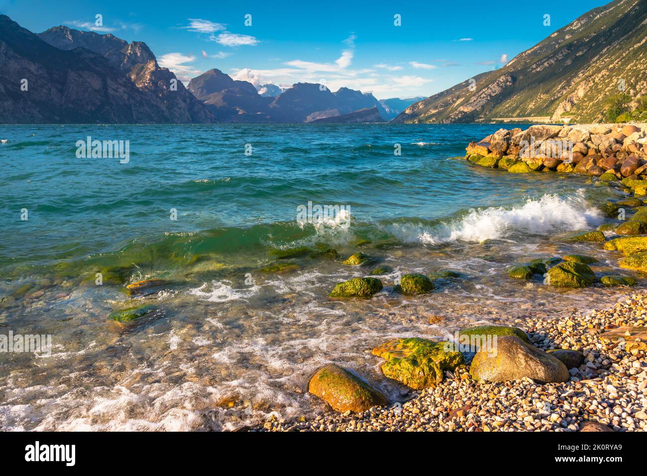 Idyllique côte du lac de Garde près de Malcesine au coucher du soleil, alpes italiennes Banque D'Images