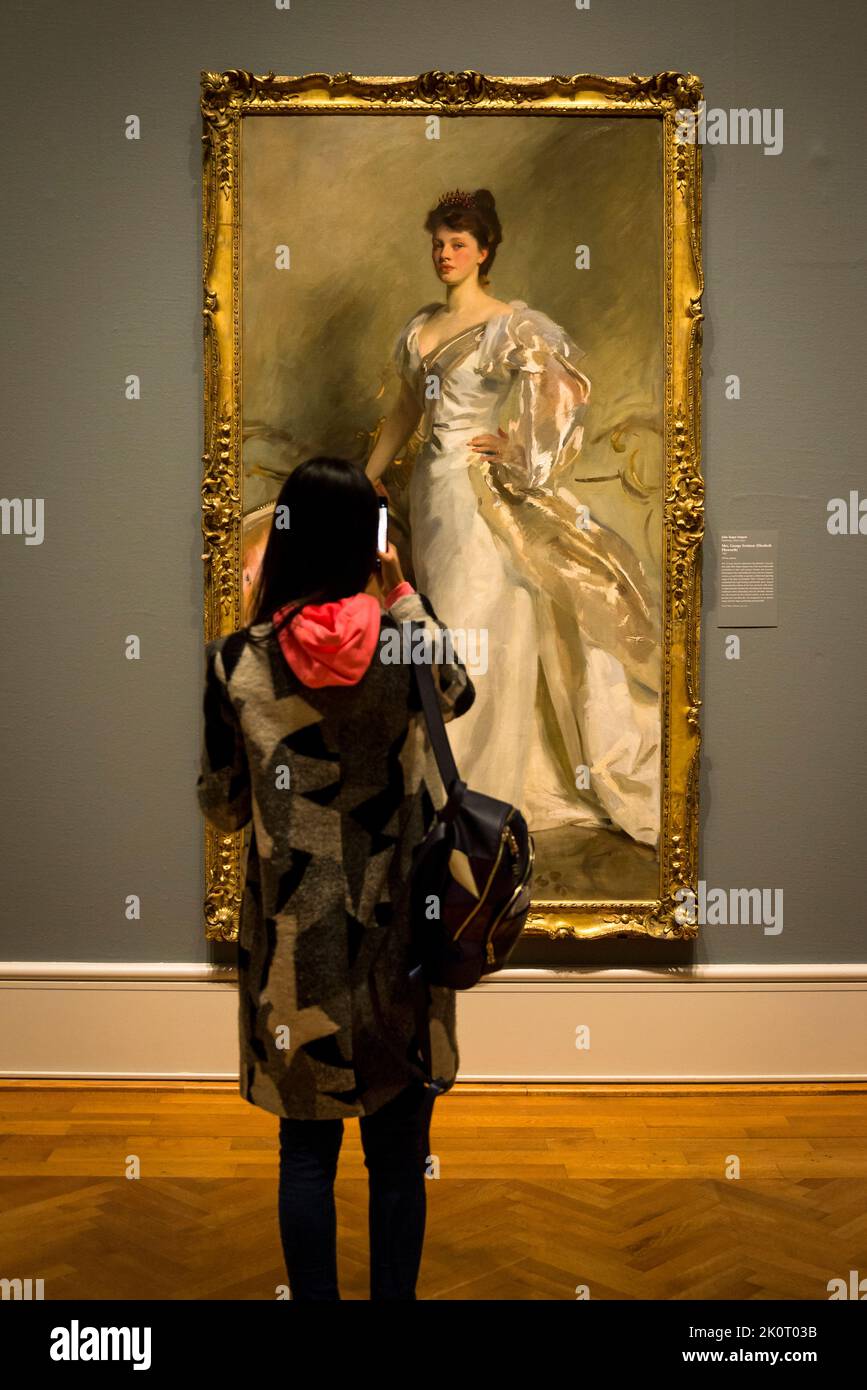 Visiteur regardant John Singer Sargent peinture Mme George Swinton, The Art Institute of Chicago, Chicago, Illinois, Etats-Unis Banque D'Images