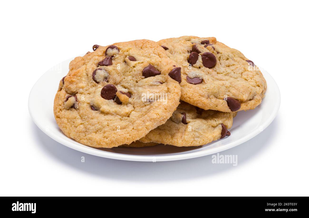 Petite assiette de biscuits aux pépites de chocolat découpé sur blanc. Banque D'Images
