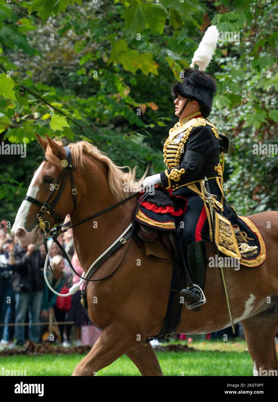 Le Major Francesca Sykes, commandant de la troupe du roi Royal Horse Artillery, dirige une troupe de six canons de campagne de 13 canons datant de la première Guerre mondiale, tirés par 26 chevaux et redirigés vers les casernes après avoir tiré un hommage de 96 canons à en hommage à la Reine Elizabeth II de Hyde Park, à Londres, vendredi, 9 septembre 2022 la reine Élisabeth II est décédée au château Balmoral en Écosse sur 8 septembre 2022, et est remplacée par son fils aîné, le roi Charles III Crédit : Rob Taggart/Alay Live News Banque D'Images