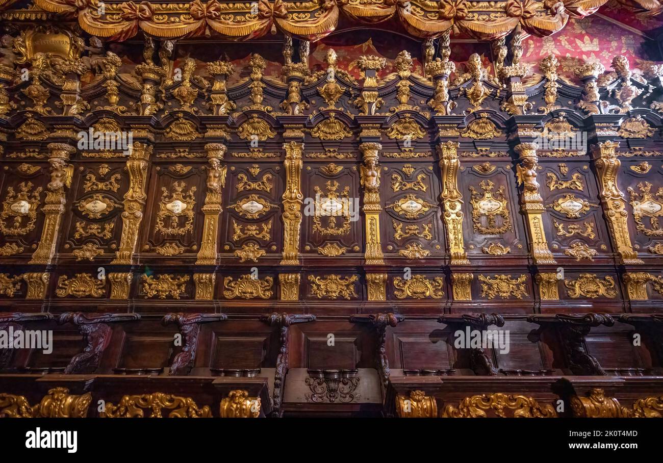 Chaises en bois à la cathédrale se de Braga High Choir - Braga, Portugal Banque D'Images