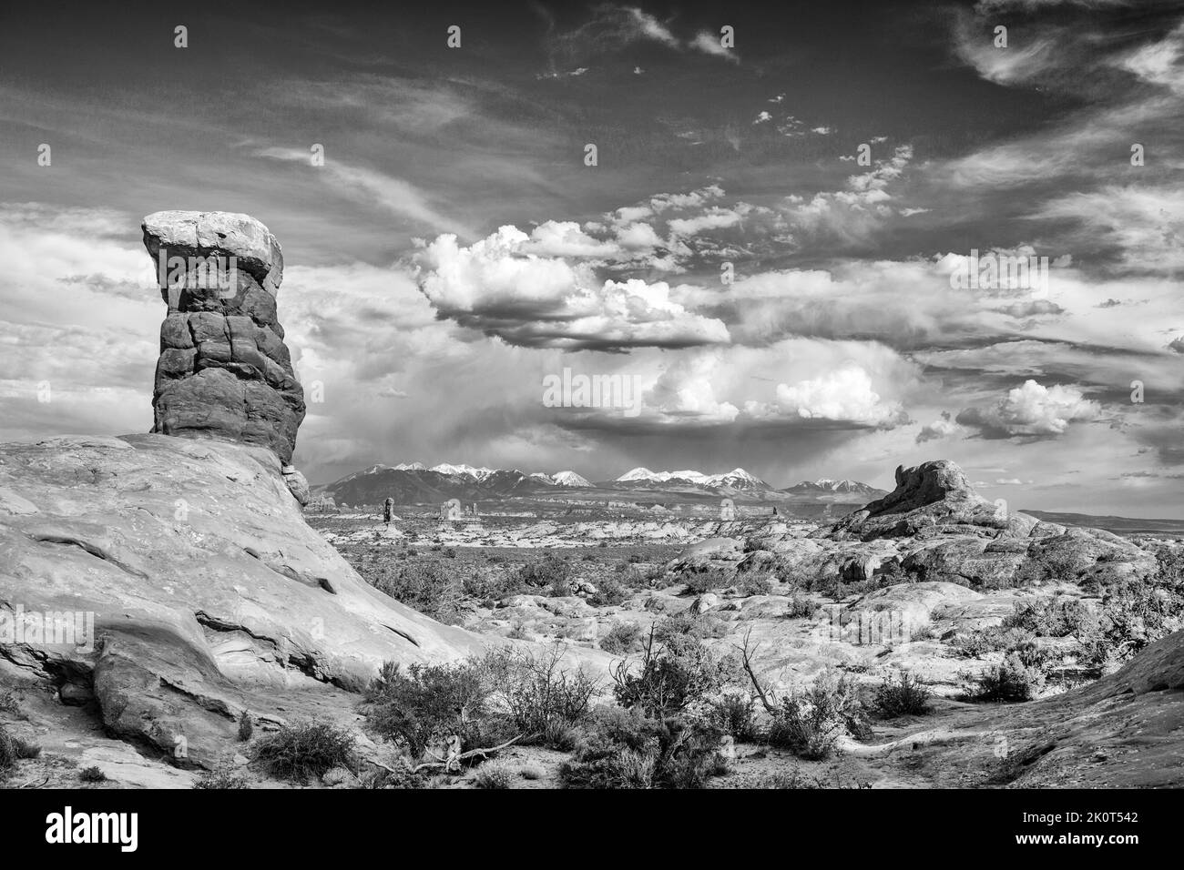 Une formation de grès sans nom Entrada dans le parc national d'Arches avec des montagnes enneigées de la Sal, Moab, Utah. Banque D'Images