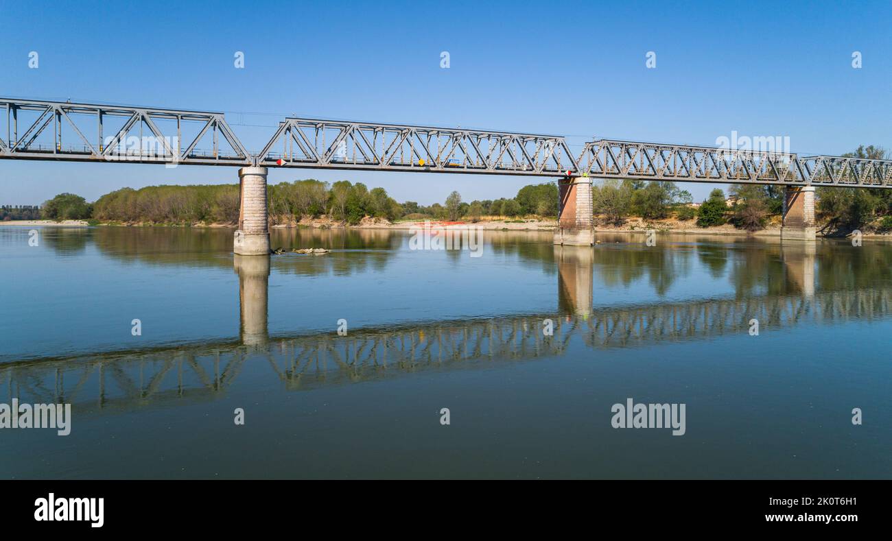 ponte ferroviario fiume po Banque D'Images
