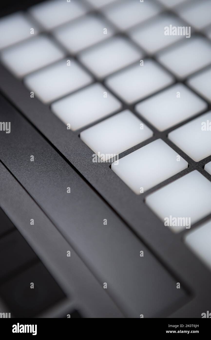 Tambour pour la production de musique électronique. Composez de la musique hip hop avec un appareil de musique professionnel Banque D'Images