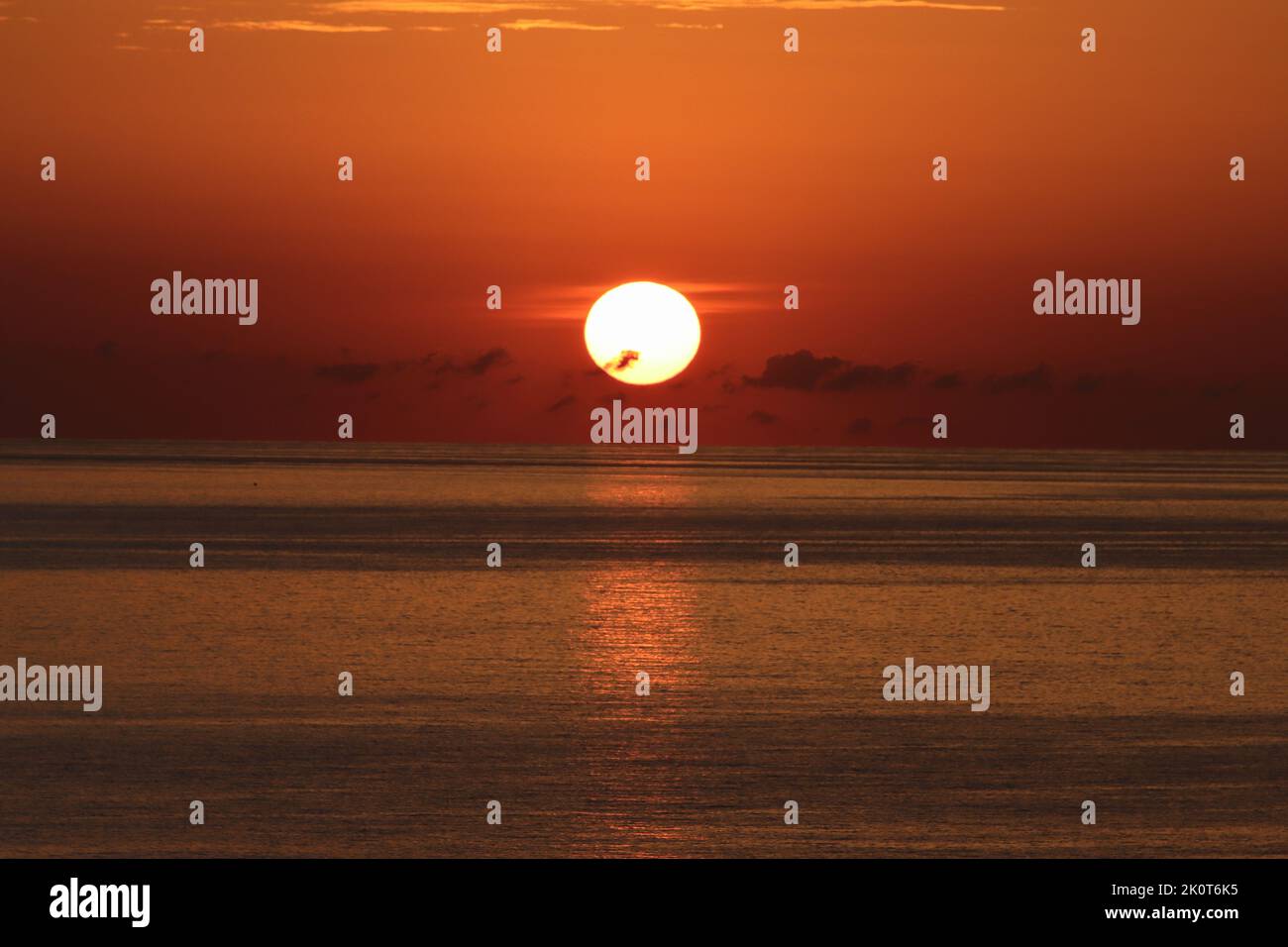 Lever de soleil doré sur la mer Méditerranée, Cala Ratjada, Majorque, Espagne Banque D'Images