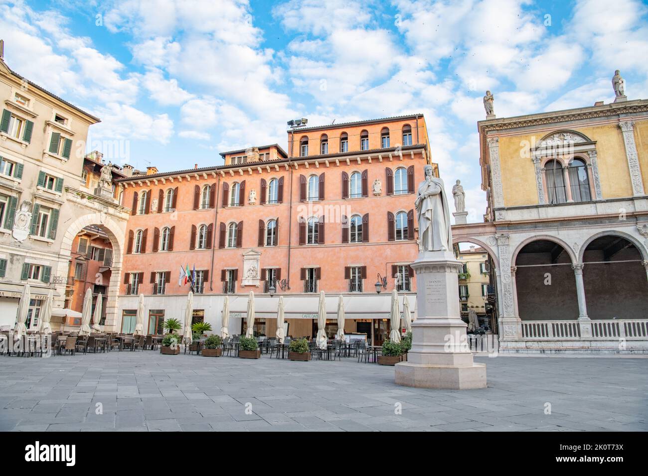 Statut de Dante sur une place à Vérone, Italie Banque D'Images