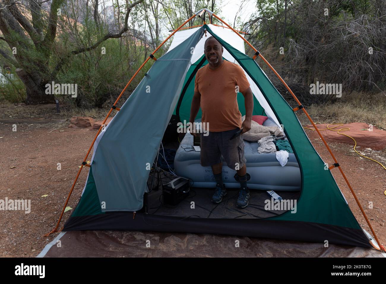 Camping masculin afro-américain en tente Banque D'Images