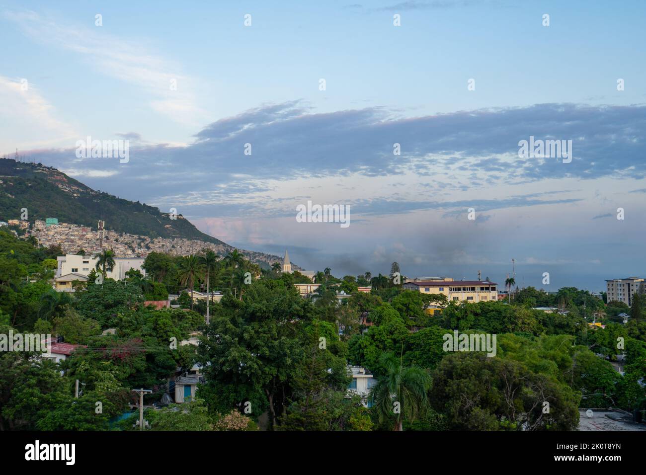 Troubles civils à Port-au-Prince, Haïti. La population proteste contre la pénurie de carburant et l'inflation en paralysant la ville avec des pneus en feu Banque D'Images