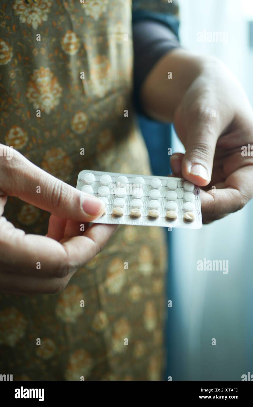 pilules contraceptives pour le golding de la main féminine Banque D'Images