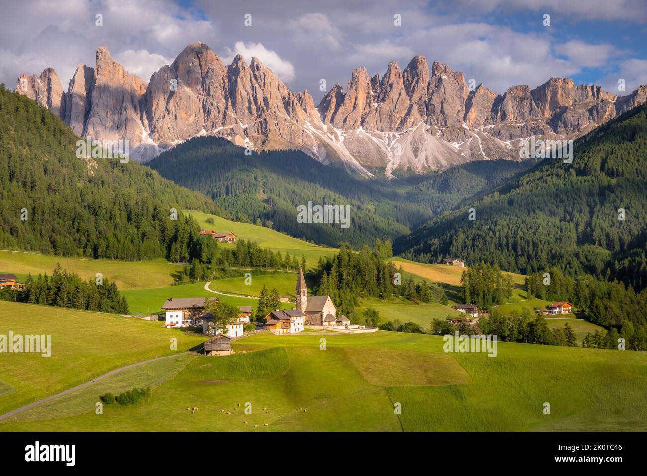 Saint-Magdalena avec célèbre église à Val di Funes au coucher du soleil, Dolomites, Italie Banque D'Images
