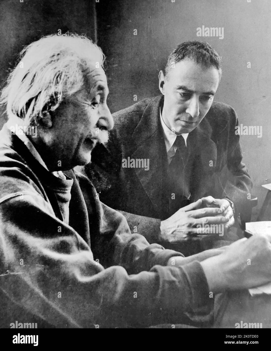 Albert Einstein (1879 – 1955) physicien théorique allemand (à gauche) avec Robert Oppenheimer (1904 – 1967) (à droite), physicien théorique américain. 1947 Banque D'Images