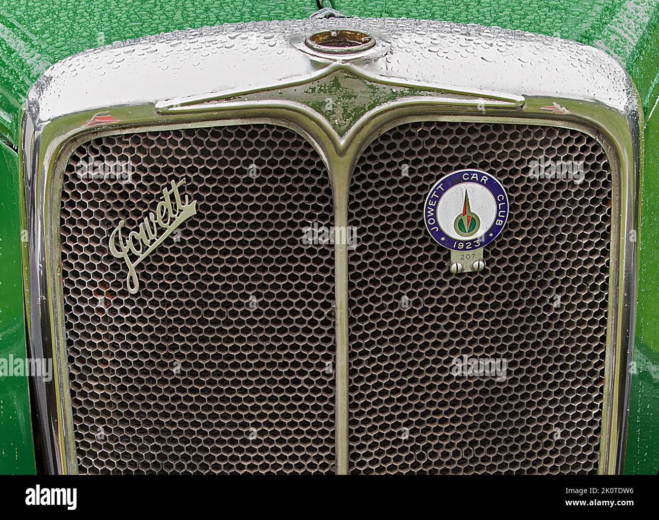 Porte-radiateur et insignes de capot de voiture Jowett d'époque Banque D'Images