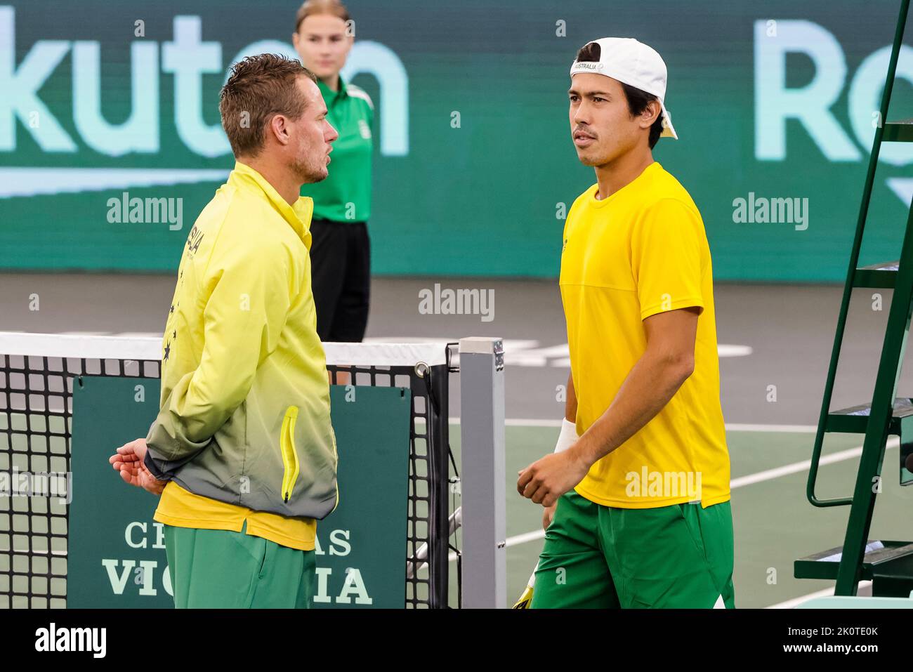 Hambourg, Allemagne, 13th septembre 2022. Lleyton Hewitt (L) s'entretient avec Jason Kubler avant le match de groupe entre la Belgique et l'Australie lors de la finale de la coupe Davis 2022 à Hambourg, en Allemagne. Crédit photo: Frank Molter/Alamy Live News Banque D'Images