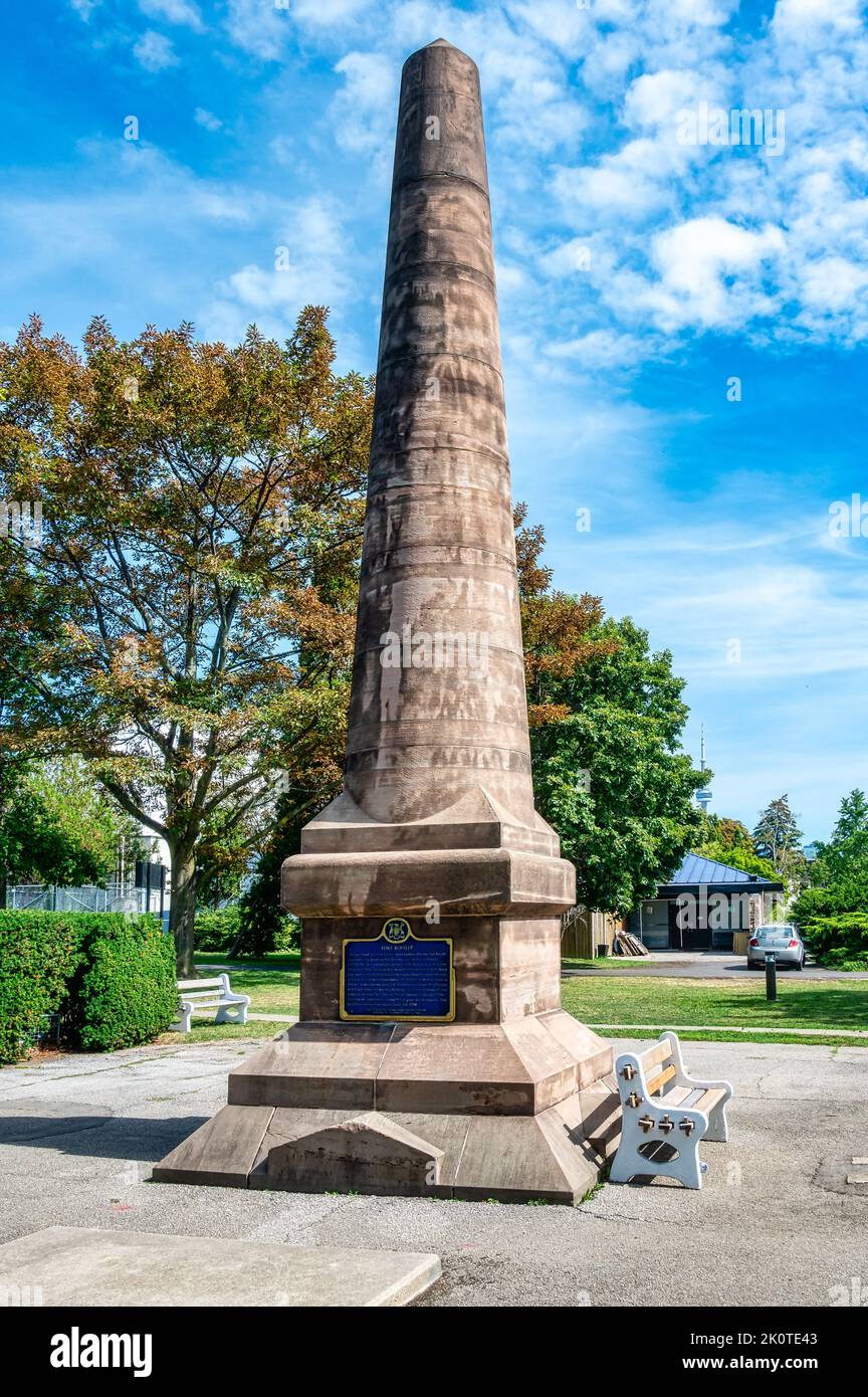 Colonne de sculpture en pierre marquant l'ancien lieu du fort Rouille dans le parc du lieu d'exposition Banque D'Images