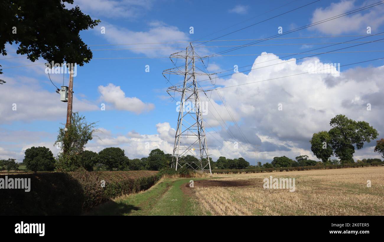 Les lignes d'alimentation à la campagne Banque D'Images