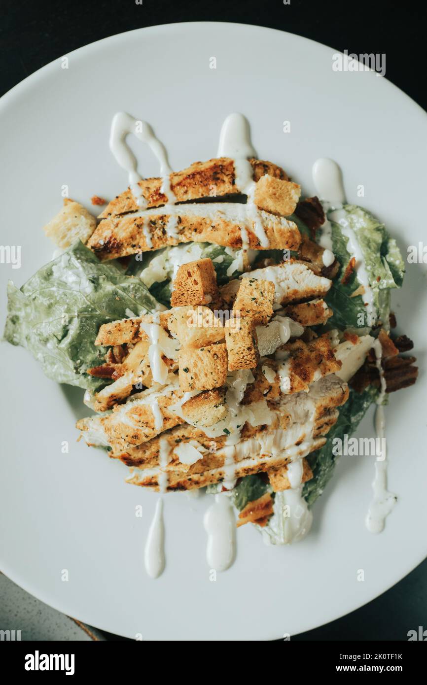 Salade César au poulet Banque D'Images
