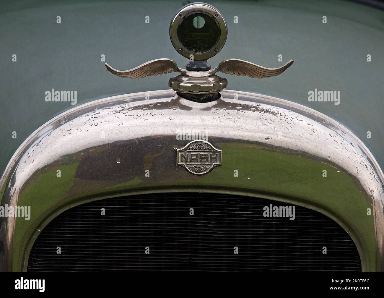 Masque de radiateur, badge et thermomètre de capot de voiture Nash vintage Banque D'Images