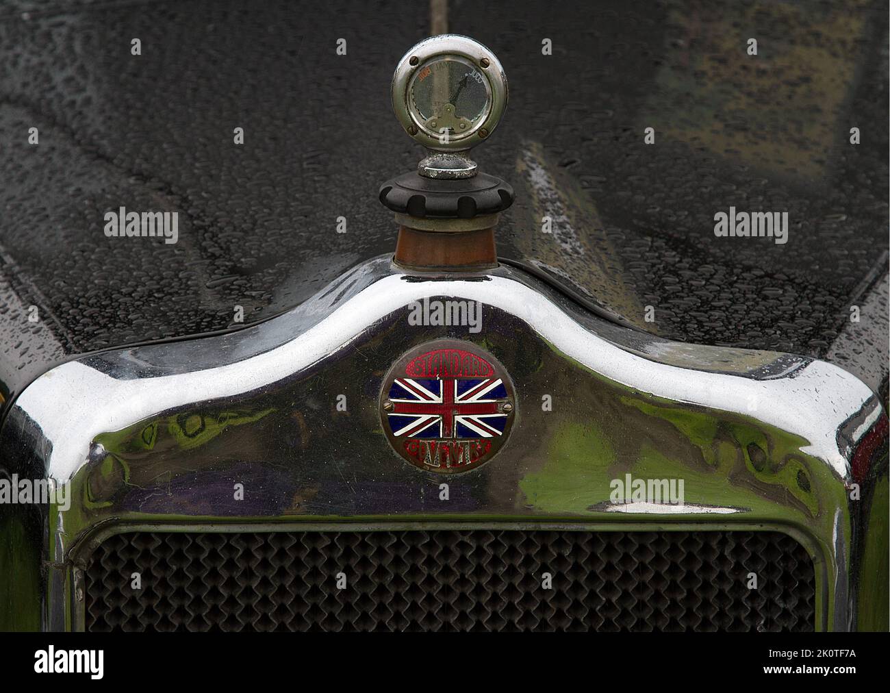 Capot, radiateur, badge et indicateur de température d'une voiture de série vintage Banque D'Images