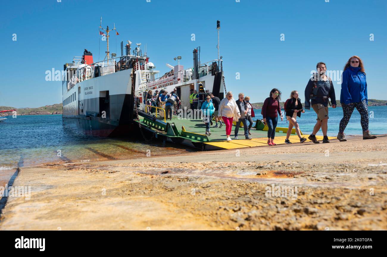 Passagers débarquant du ferry CalMac entre Mull et Iona Ecosse Banque D'Images