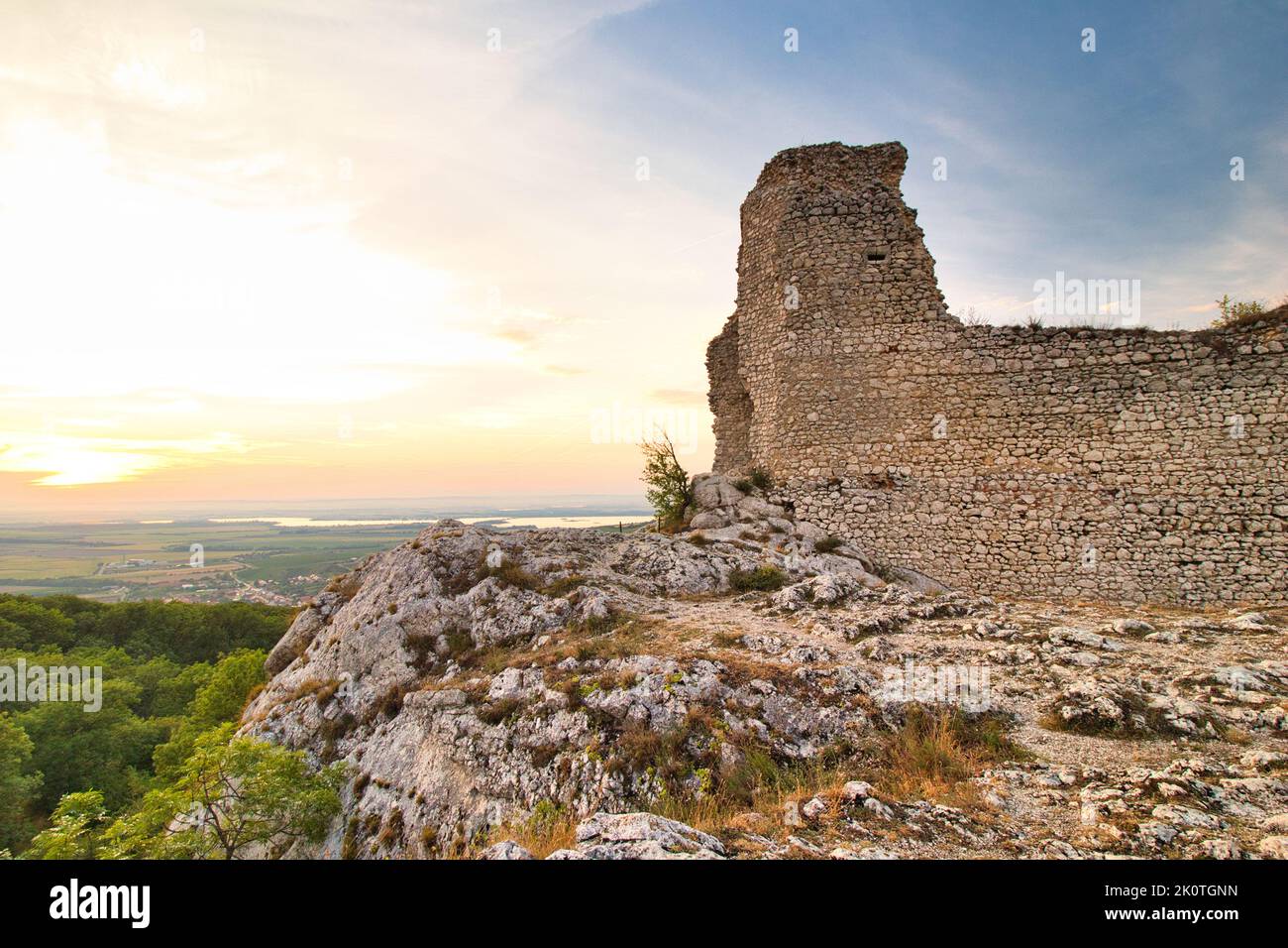 Une ruine de Sirocci hradek dans la région de Moravie, lumière du coucher du soleil. Pálava. Banque D'Images Une ruine de Sirocci hradek dans la région de Moravie, lumière du coucher du soleil. Pálava. Banque D'Images