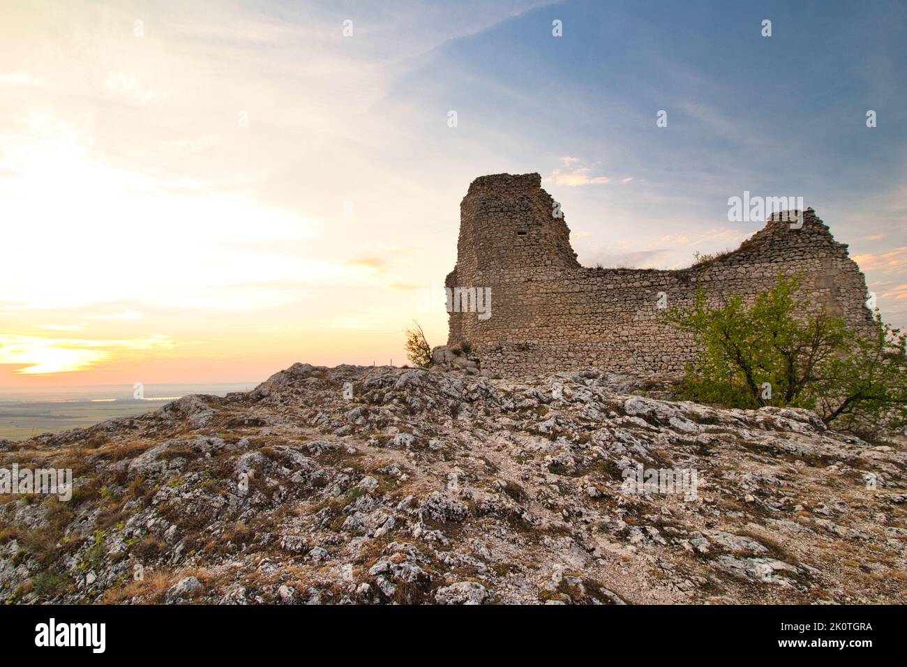 Une ruine de Sirocci hradek dans la région de Moravie, lumière du coucher du soleil. Pálava. Banque D'Images Une ruine de Sirocci hradek dans la région de Moravie, lumière du coucher du soleil. Pálava. Banque D'Images