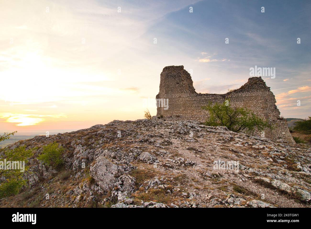 Une ruine de Sirocci hradek dans la région de Moravie, lumière du coucher du soleil. Pálava. Banque D'Images Une ruine de Sirocci hradek dans la région de Moravie, lumière du coucher du soleil. Pálava. Banque D'Images
