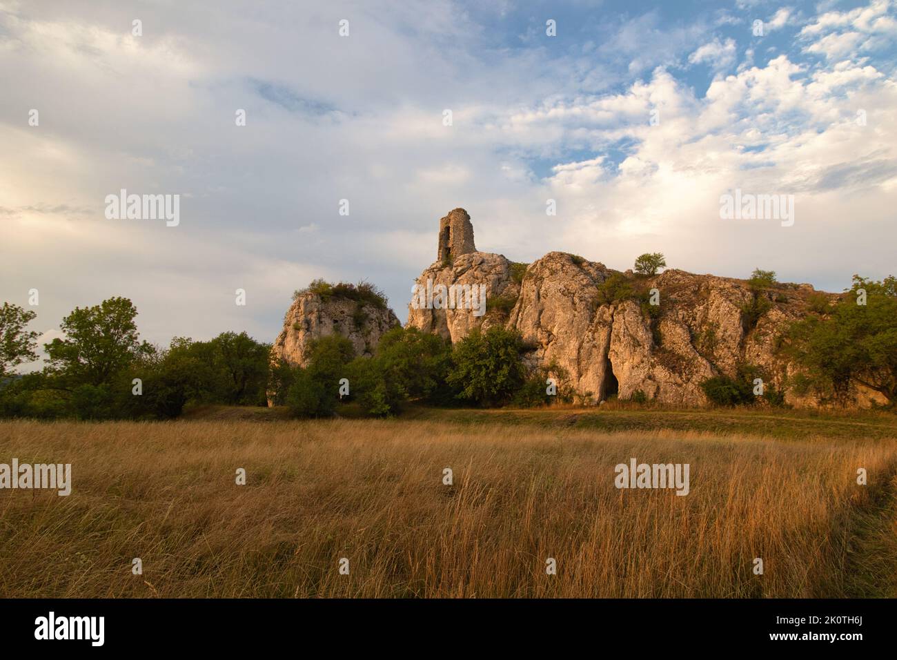 Une ruine du château Sirocci hradek dans la région de Moravie, lumière du coucher du soleil. Banque D'Images Une ruine du château Sirocci hradek dans la région de Moravie, lumière du coucher du soleil. Banque D'Images