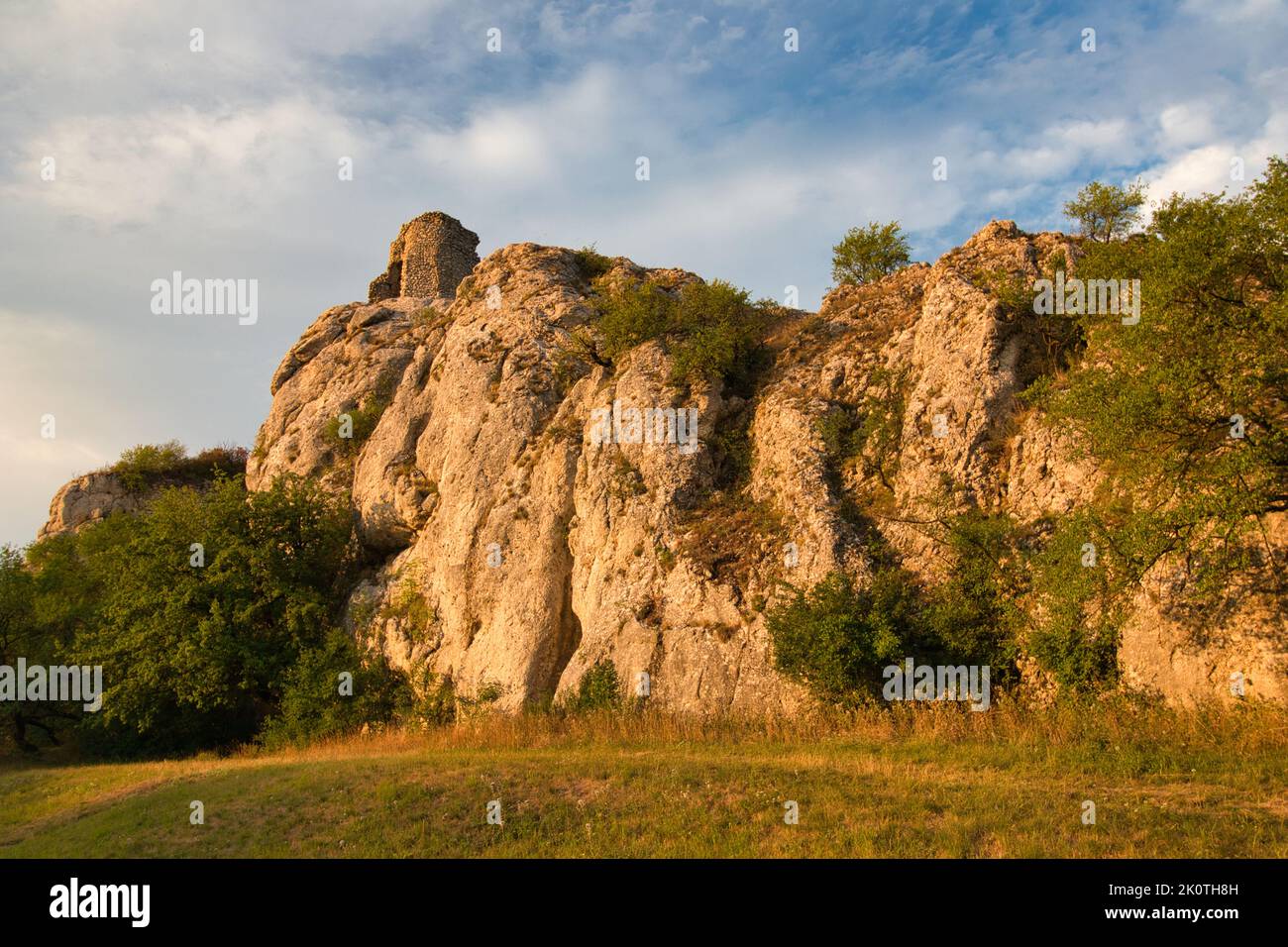 Une ruine du château Sirocci hradek dans la région de Moravie, lumière du coucher du soleil. Banque D'Images Une ruine du château Sirocci hradek dans la région de Moravie, lumière du coucher du soleil. Banque D'Images